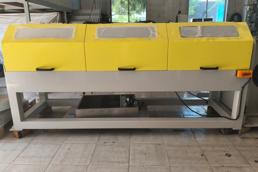 Enamelled rectangular copper wire rolling machine
