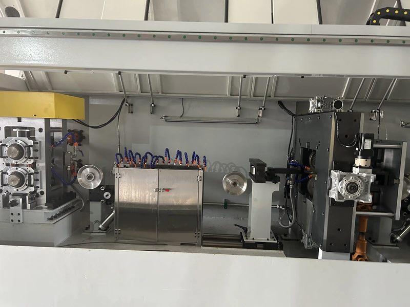 High precision rolling machine for flat wire production
