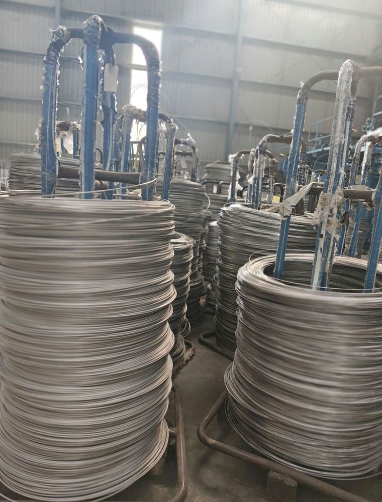 Automatic wire payoff machine for precision wire production lines