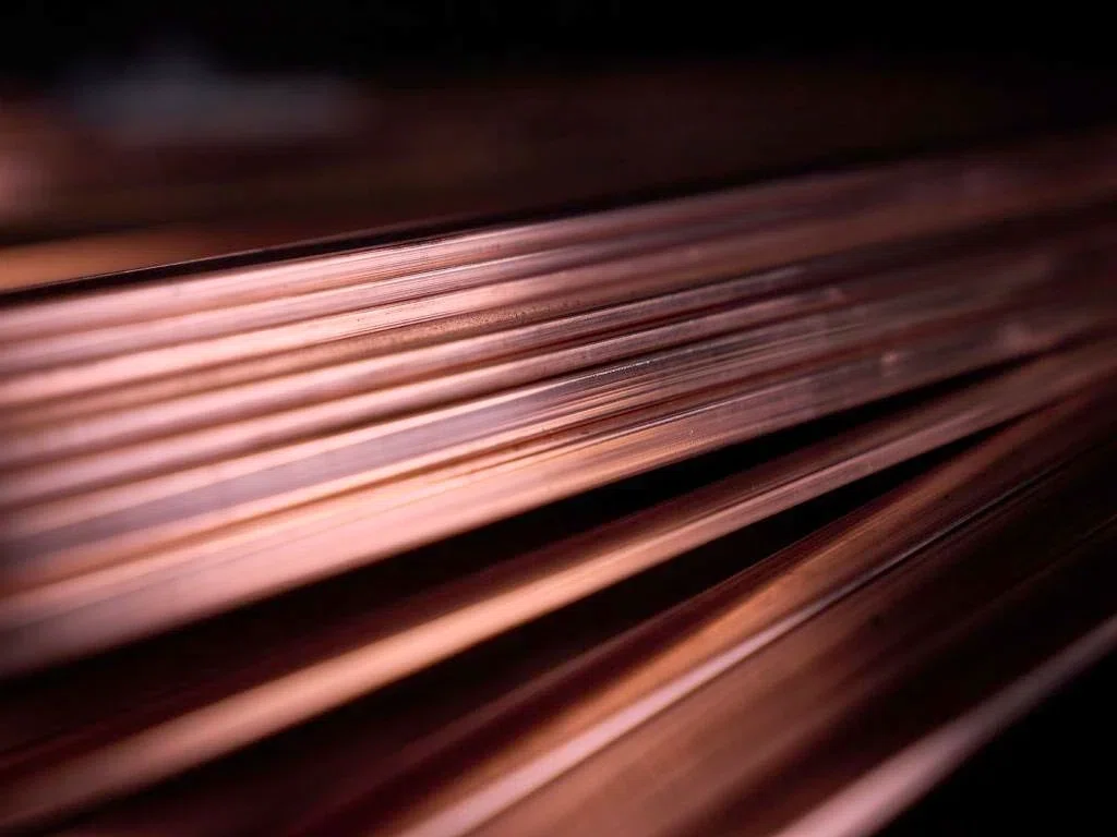 Rectangular copper flat wire with smooth metallic surfaces