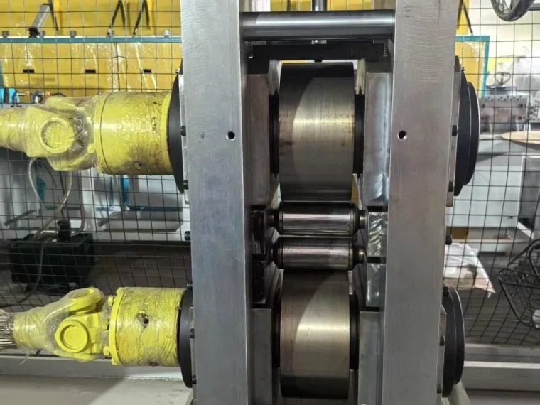 Industrial wire rolling mill with precision rollers for flat wire production